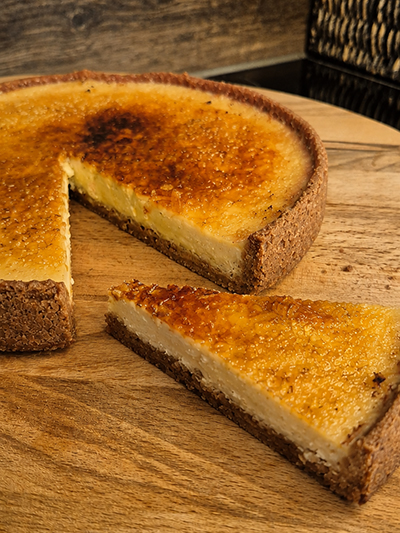 Crème Brûlée Cheesecake combineert een fluweelzachte, romige cheesecake met de karakteristieke gekarameliseerde suikerlaag van crème brûlée. Een verfijnde combinatie van romig, vanille en een heerlijke krokante finish – ambachtelijk gemaakt voor een écht bijzonder dessertmoment.