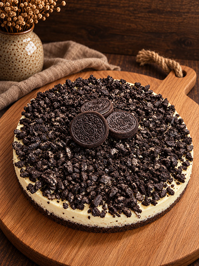 Ambachtelijke Oreo cheesecake met romige vulling, stevige Oreo koekbodem en rijkelijke Oreo topping.